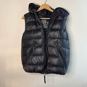 Duvetica Aristeo Down Vest
Hooded Full Zip Size 50 Large